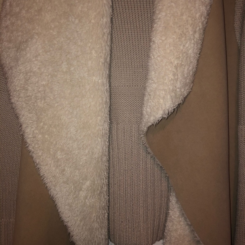 Cotton on size S fuzzy sweater - Picture 4 of 4